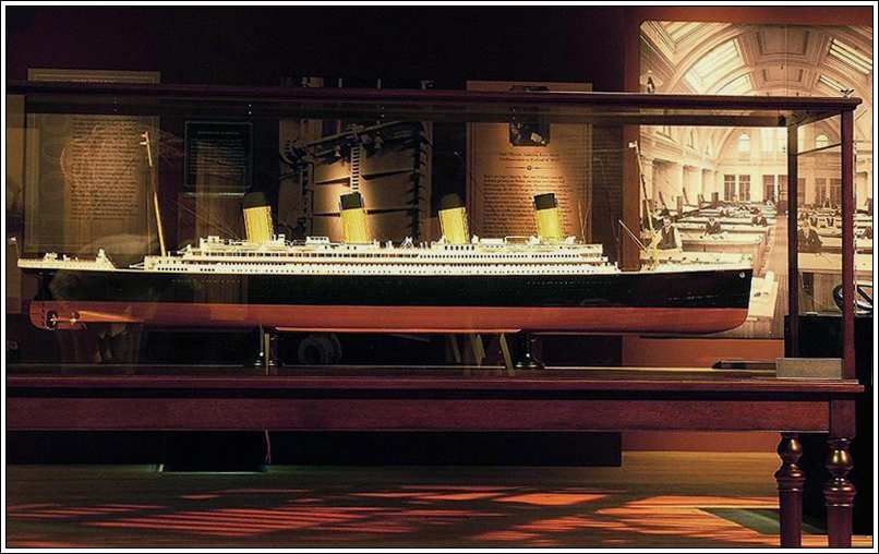Vitrine für ein Titanic-Modell in Kiel