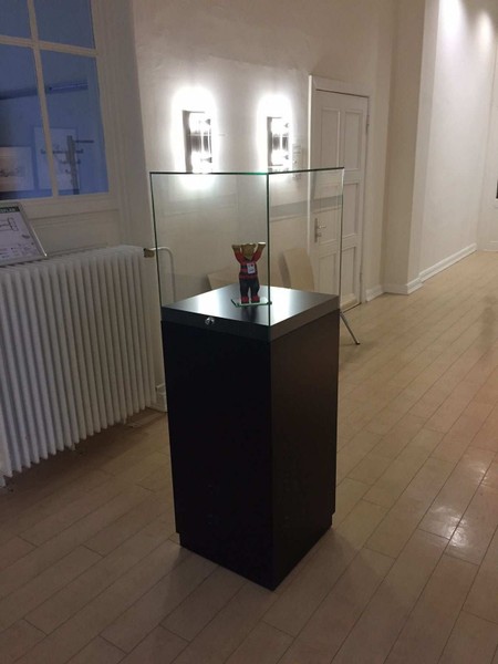 Haubenvitrine mit Glashaube auf Holzsockel von Vitrinen Hesemann