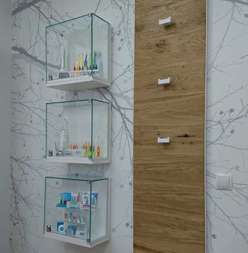 Vitrine für eine Zahnarztpraxis
