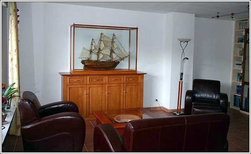 Freistehende Standvitrine aus Holz und Glas von Vitrinen Hesemann
